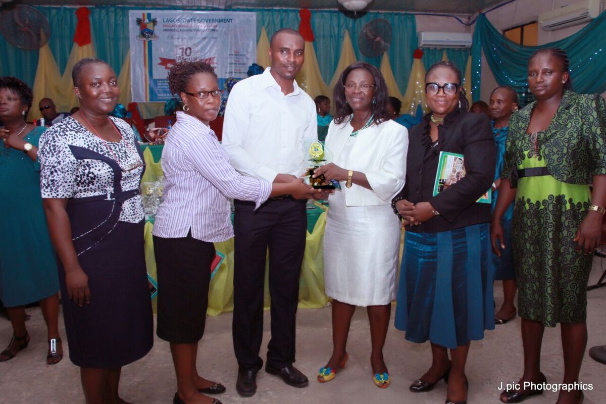 SLOSA receiving an award from the Lagos State Education District Board